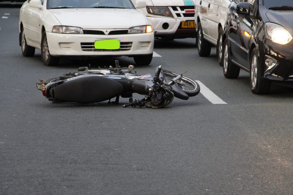 Choc épique entre moto et voiture.
