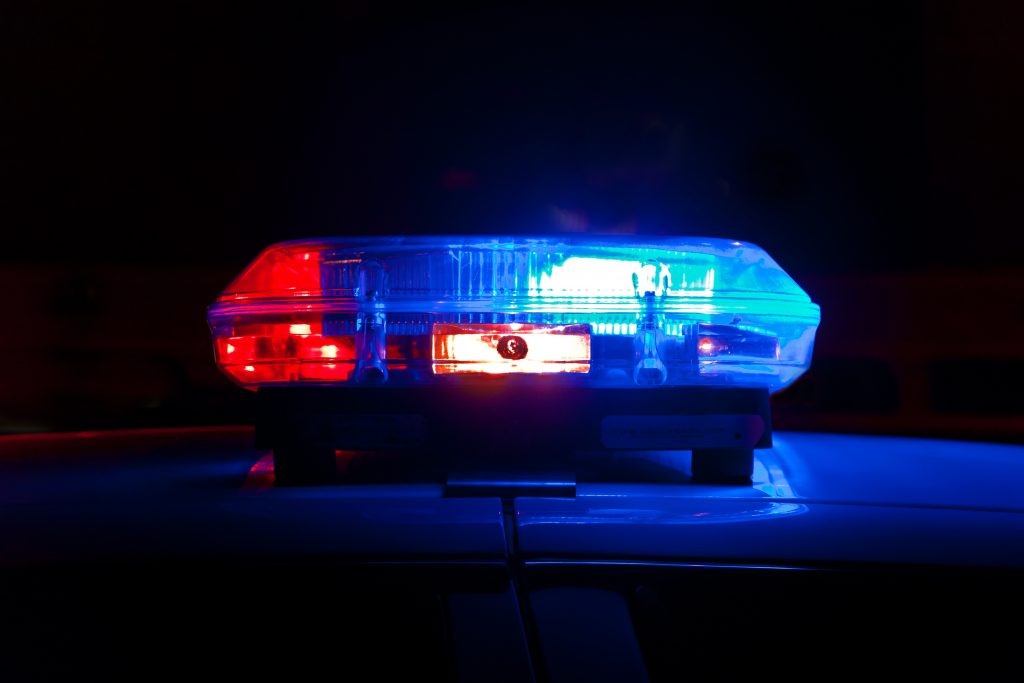 Policier intervenant dans une voiture en mouvement pour mettre fin à un refus d'obtempérer.
