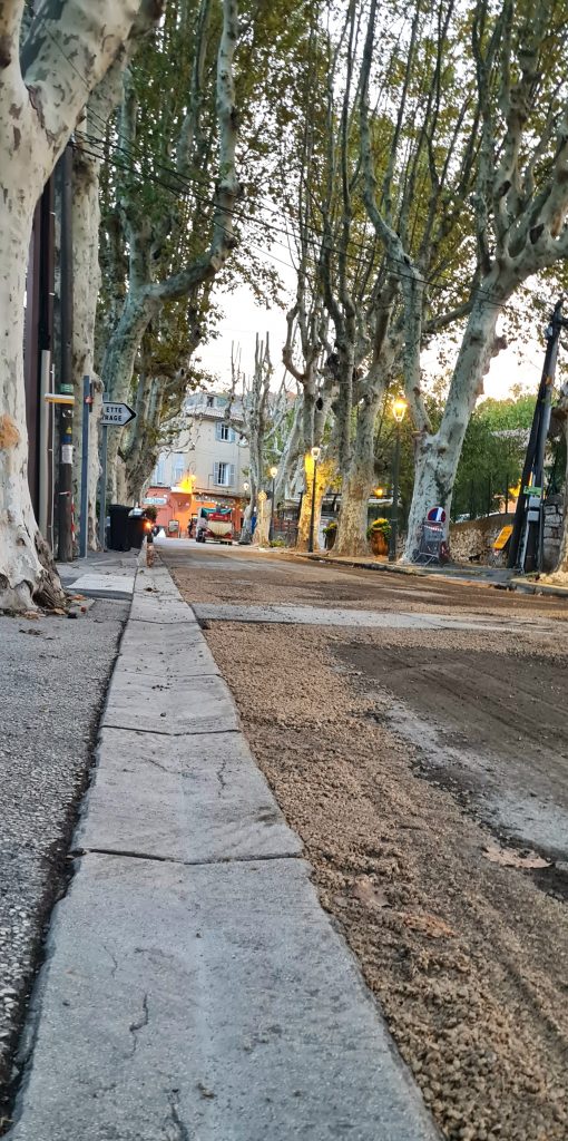 Travaux d'élagage et d'enrobé de la voirie à Le Revest-les-Eaux.