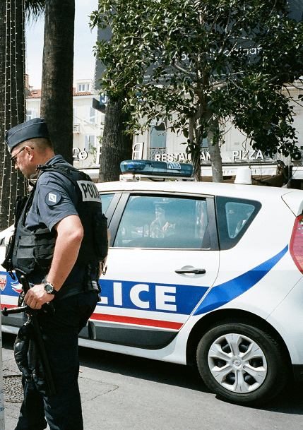 Une Mise en Scène Démystifiée par les Enquêteurs