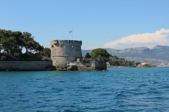 signature officielle de l'acte de vente du Fort Balaguier