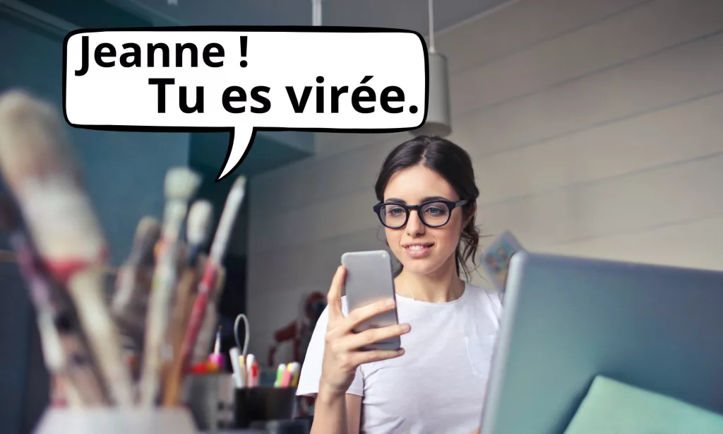 employé vérifiant son téléphone en pause