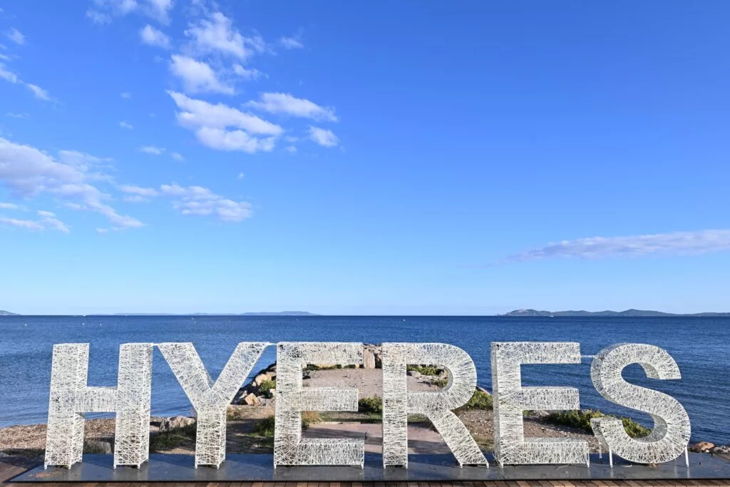 les lettres illuminées « hyÈres » sur la promenade du front de mer, un nouveau point d’attraction pour les touristes et les locaux.