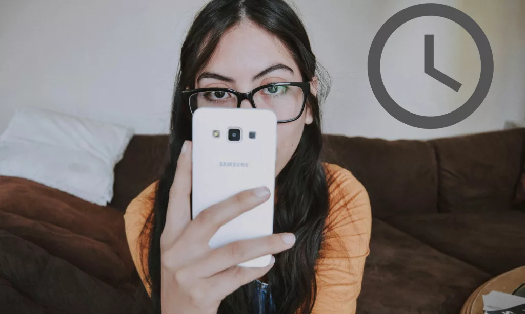 un employé consulte son smartphone pendant une pause sur son lieu de travail.