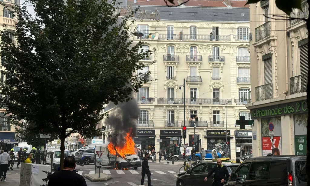 un fourgon blindé de la société loomis, transportant des fonds, photographié après l'attaque dans le centre ville de grenoble.