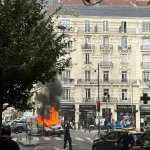 un fourgon blindé de la société loomis, transportant des fonds, photographié après l'attaque dans le centre ville de grenoble.
