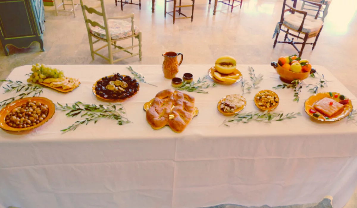 Une table garnie des treize desserts traditionnels de Noël, mêlant fruits secs, nougats et spécialités provençales.