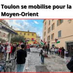 Manifestants sur le cours Lafayette à Toulon brandissant des pancartes pro-palestiniennes.