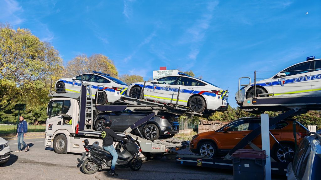 Une Tesla Model 3 photographiée à Sanary-sur-Mer, symbole d'une potentielle transition écologique.