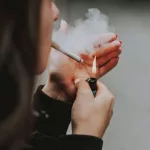 Dernière cigarette avant d'entamer le mois sans tabac dans le Var