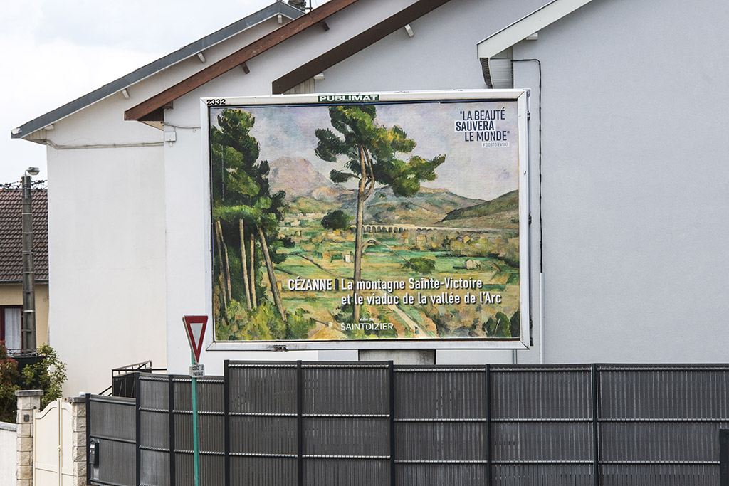 reproduction artistique affichée sur un panneau publicitaire