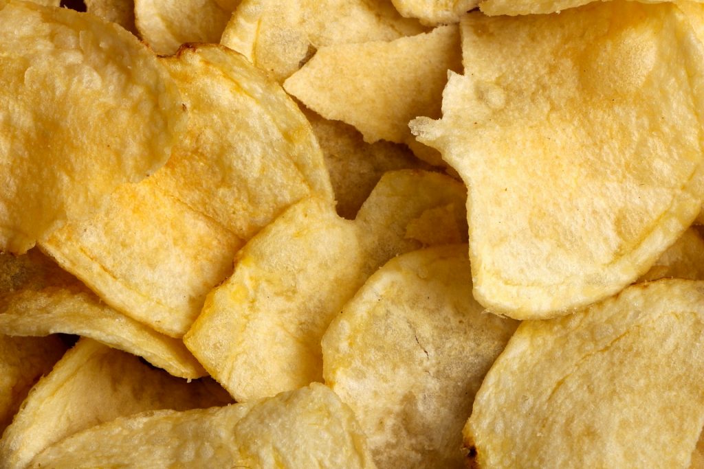 une assiette de chips dorées
