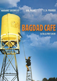 Affiche de Bagdad Cafe: Jasmin nettoie jusqu'au réservoir à eau.