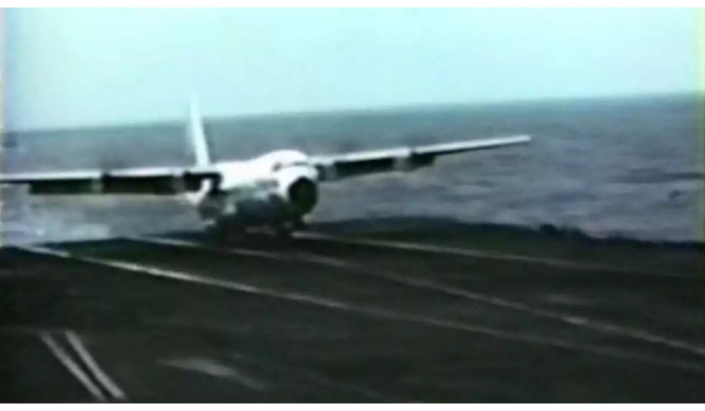 C-130 Hercules en approche sur le pont d’un porte-avions.