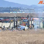 Pompiers en action après le crash du vol JJA-2216.