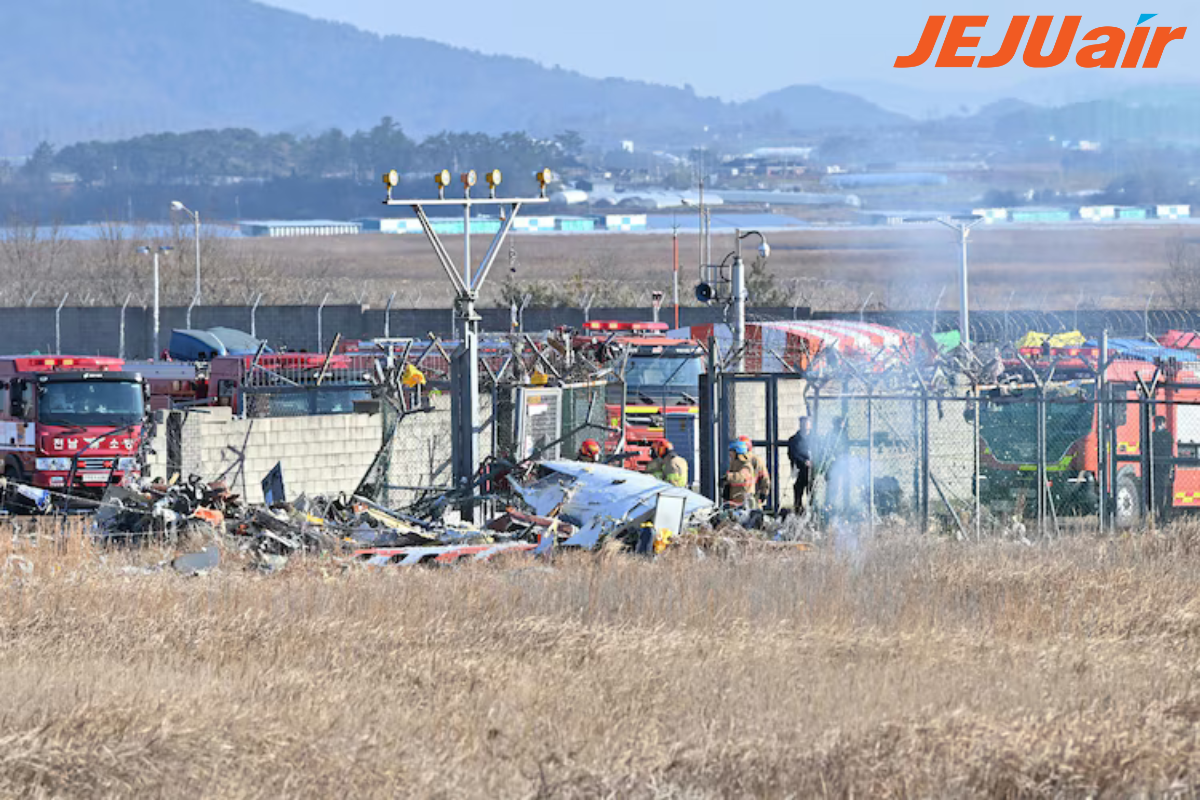 Pompiers en action après le crash du vol JJA-2216.