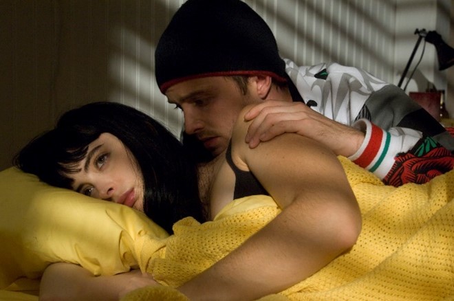 Jesse Pinkman, un personnage tourmenté dont les luttes internes marquent l’intrigue de Breaking Bad.