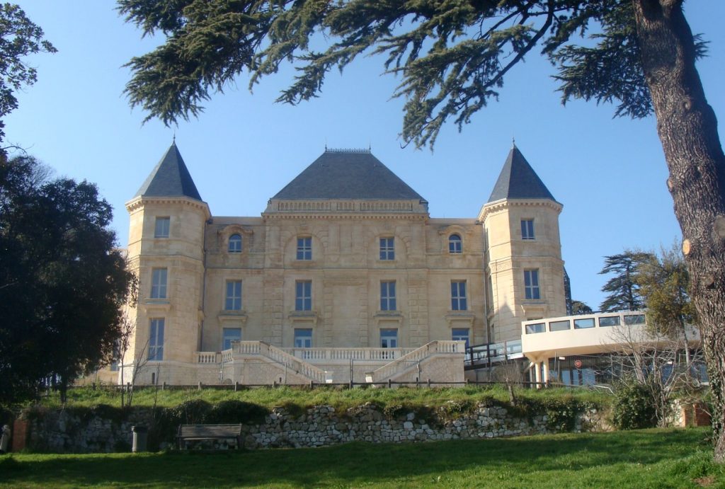 Le Château de ma mère : une plongée dans les collines et les mémoires d’un cinéaste emblématique.