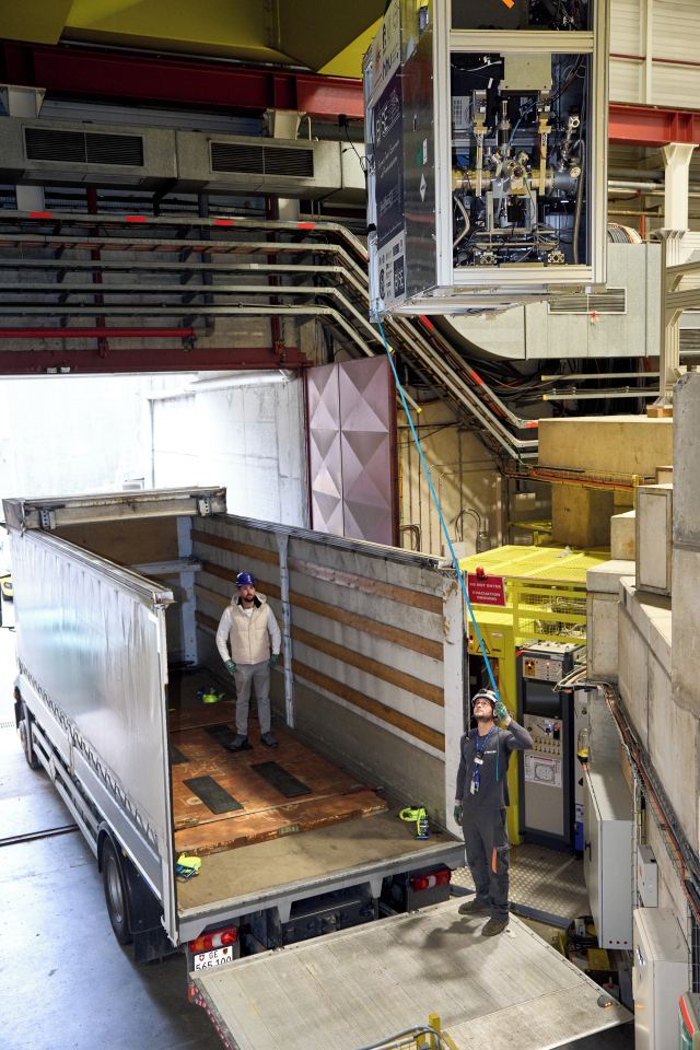 Camion spécial transportant le dispositif BASE-STEP.