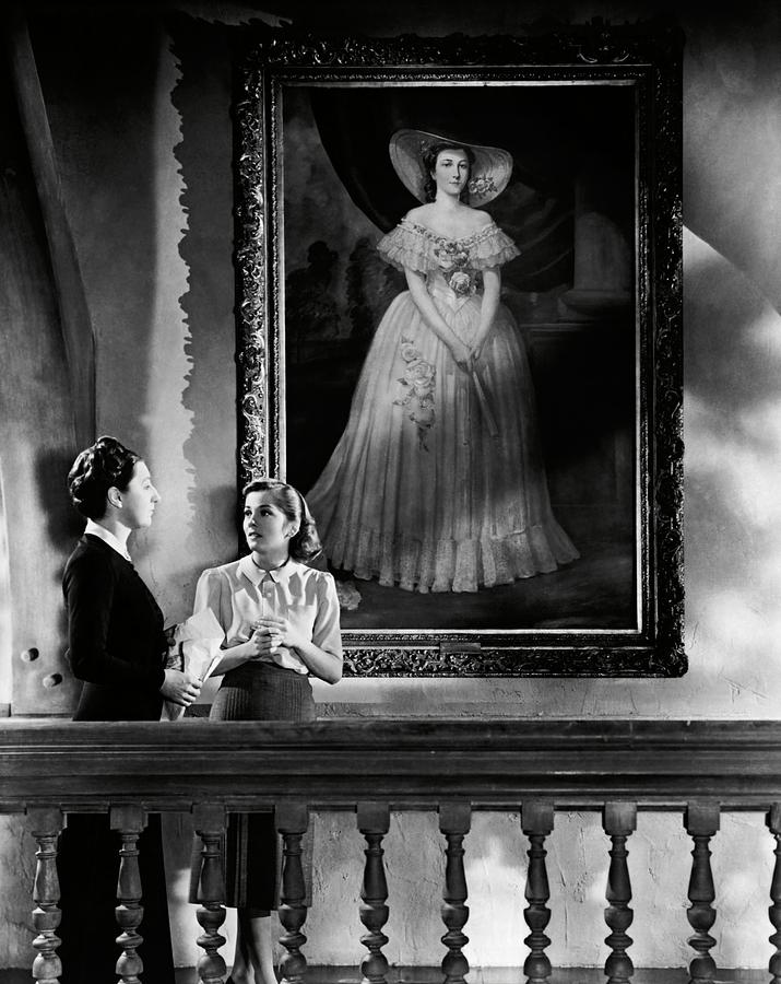 Mrs Danvers présantant le fantôme à Rebecca.