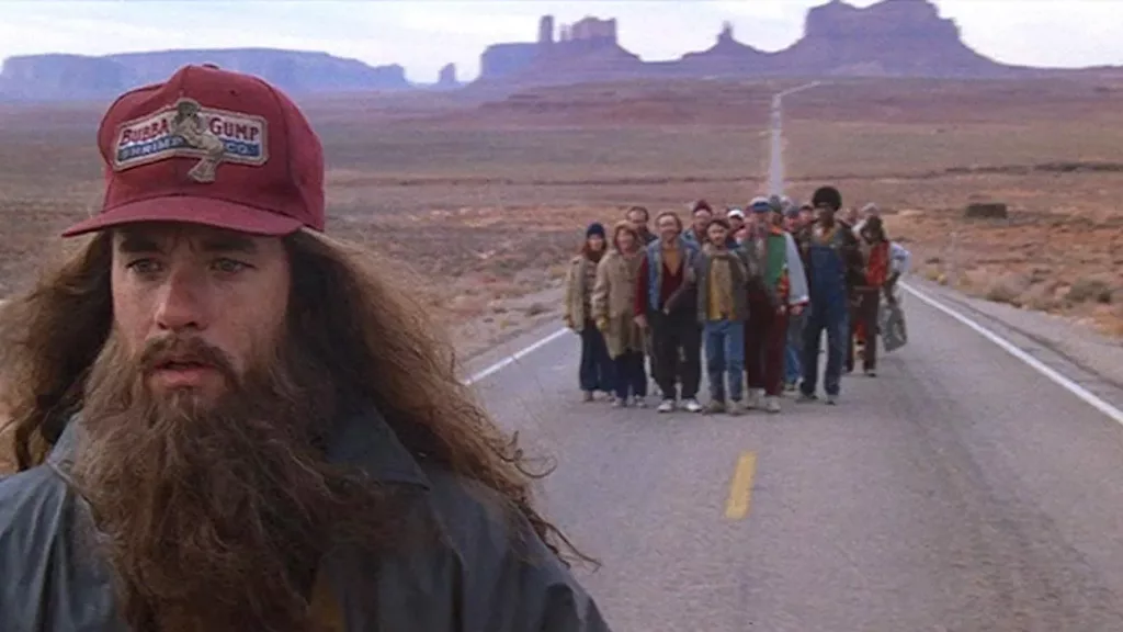 Forrest Gump court, suivi par ses fans.