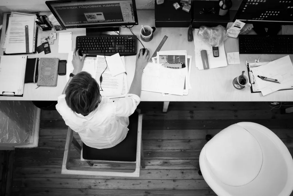 Un expert en cybersécurité évalue les failles d’un système informatique pour prévenir les risques.