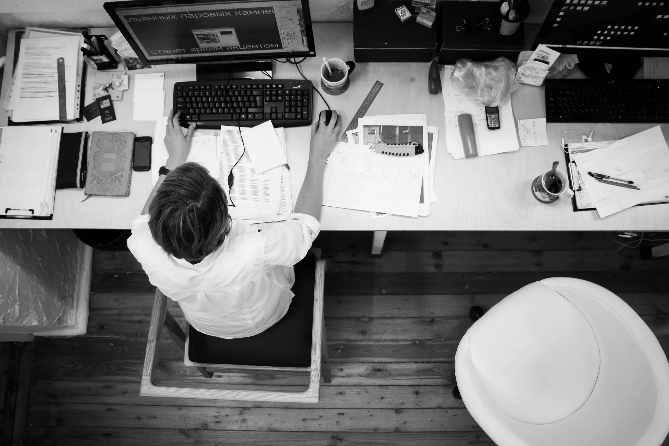 Un expert en cybersécurité évalue les failles d’un système informatique pour prévenir les risques.