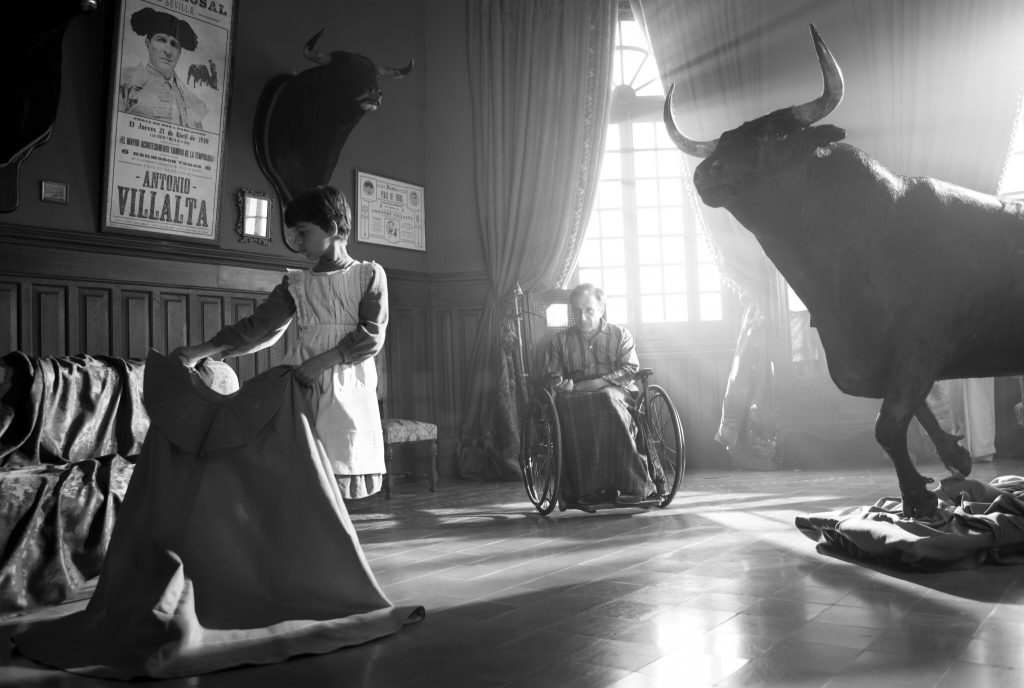 Carmen enfant s'entraîne pour la corrida.