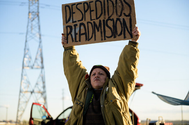Manifestation devant les portes de l'usine