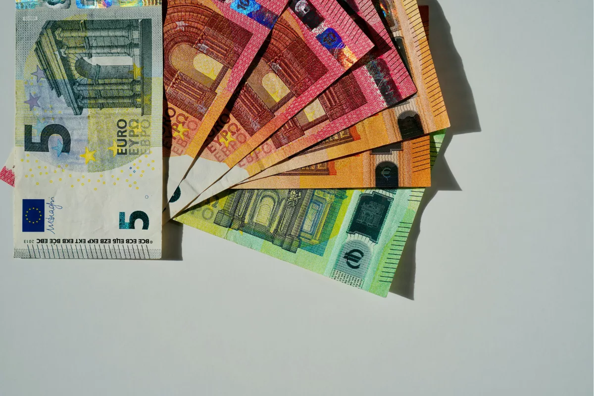 Banques : le virement instantané gratuit, une obligation ?