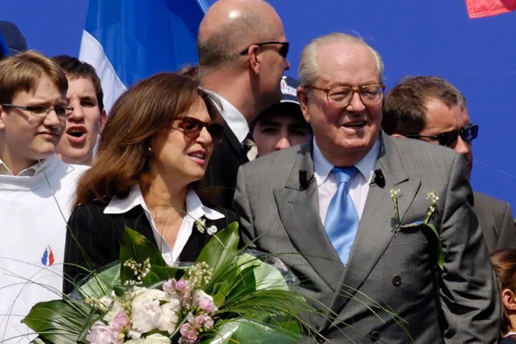 La Trinité-sur-Mer, lieu d’adieu à l’ancien leader.