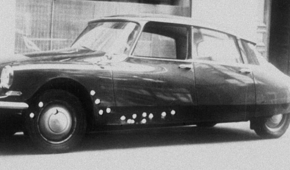 Les traces des tirs sur le véhicule présidentiel.