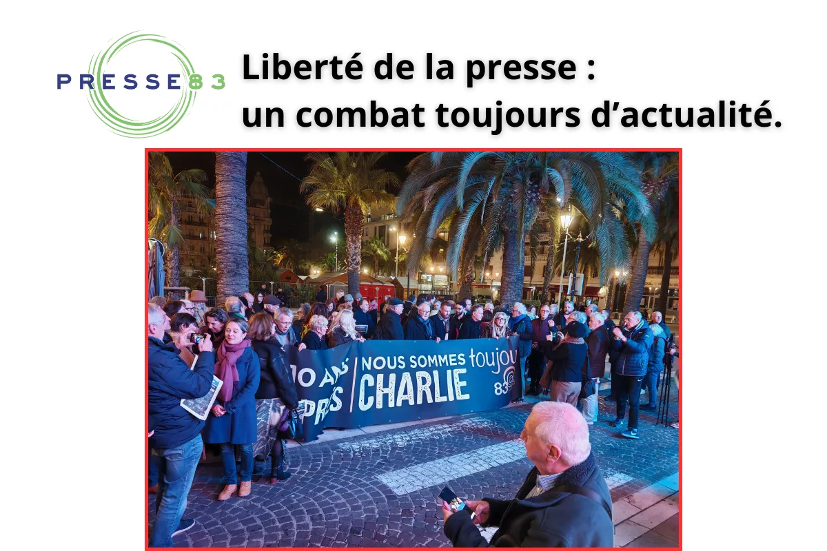 Rassemblement devant le Théâtre Liberté en hommage à Charlie Hebdo.