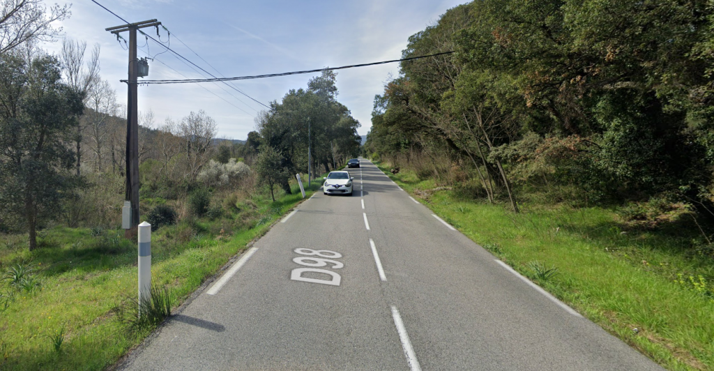 La Dacia Sandero retrouvée en contrebas.