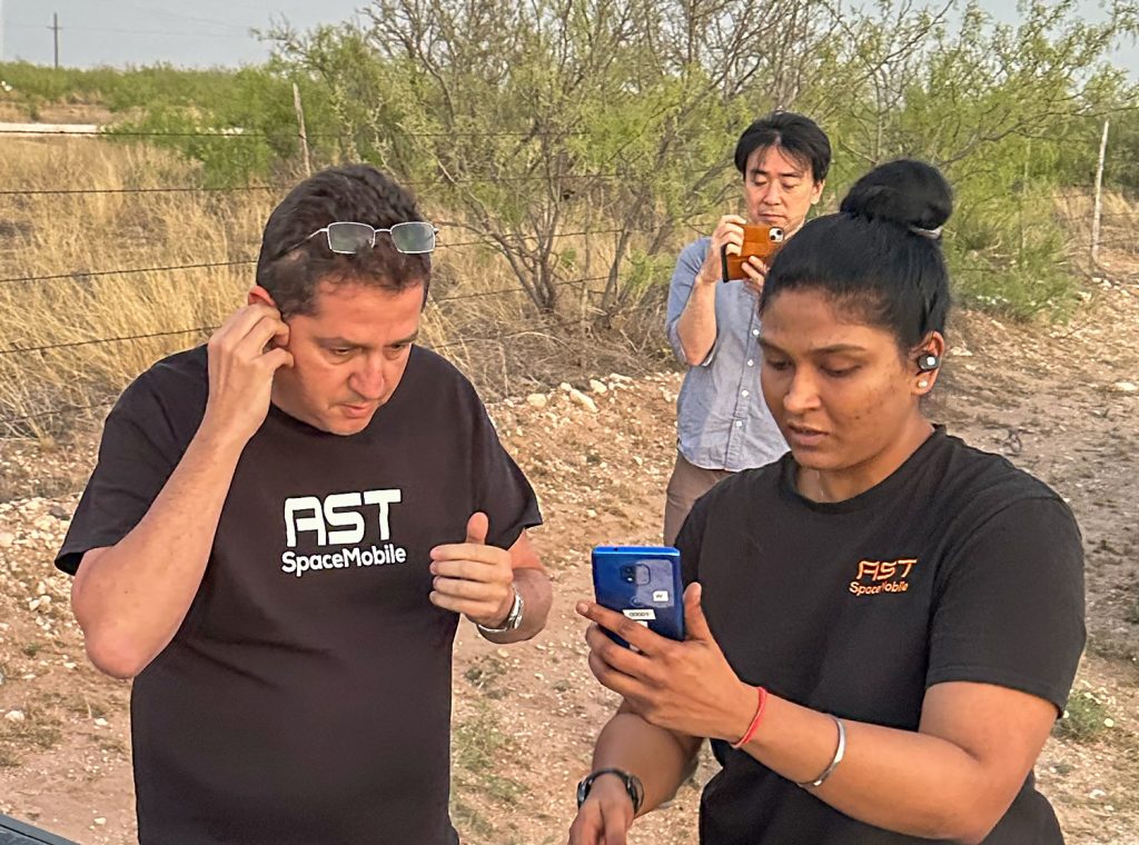 Rowan Chesmer réalise le premier appel vidéo par satellite.