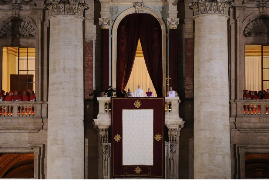 Le pape François, hospitalisé à Rome, suit un traitement intensif.