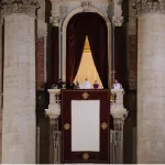 Le pape François, hospitalisé à Rome, suit un traitement intensif.