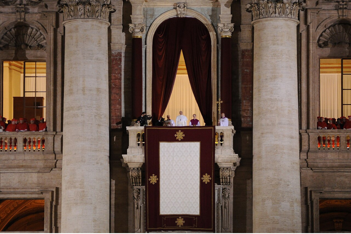 Le pape François, hospitalisé à Rome, suit un traitement intensif.