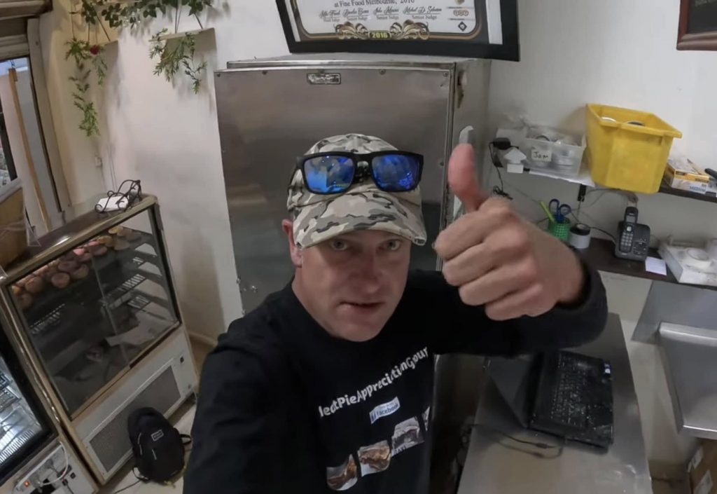 Justin Talbot, propriétaire de La Pie Place, défie ses clients à Pierre-Papier-Ciseaux.