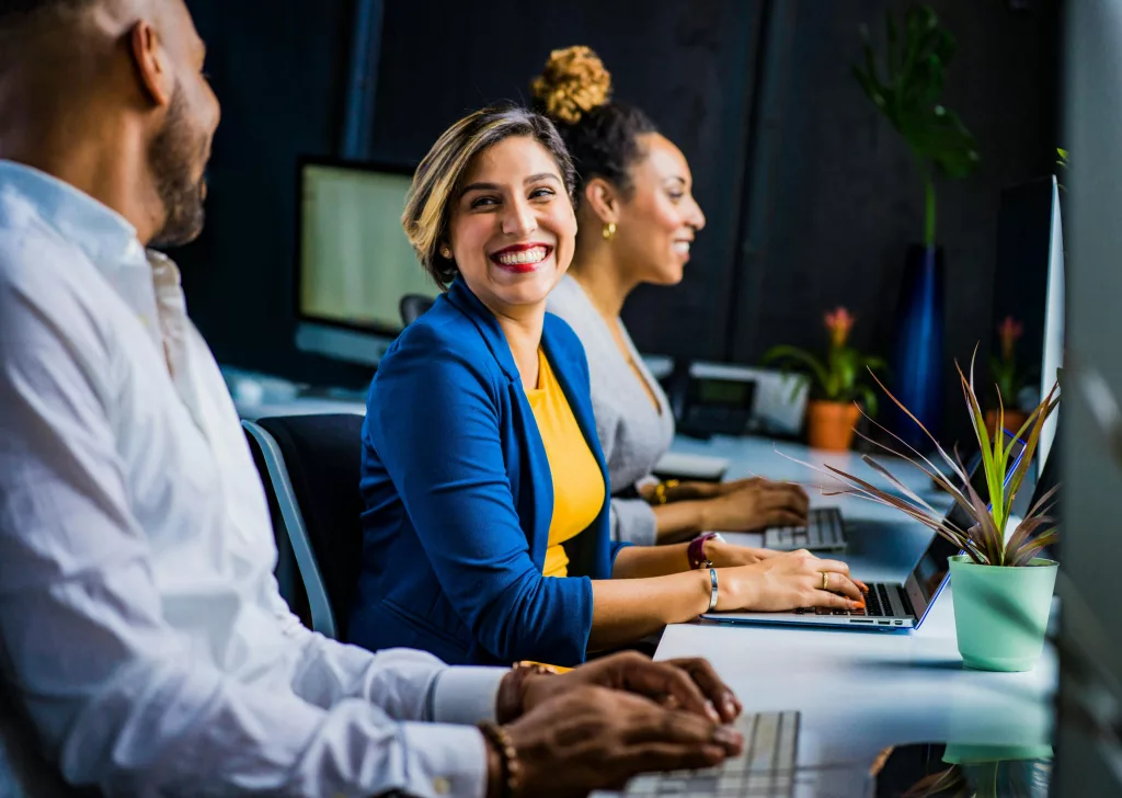 Un open space lumineux et bien organisé avec des salariés concentrés et détendus.