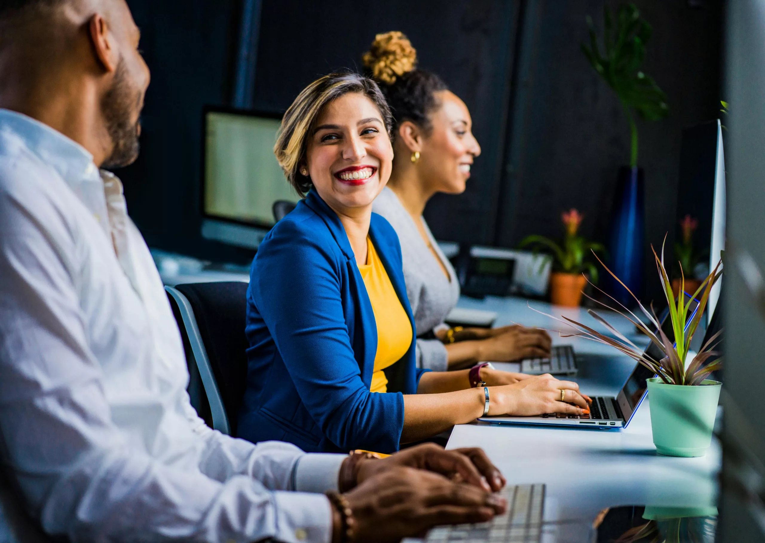 Un open space lumineux et bien organisé avec des salariés concentrés et détendus.
