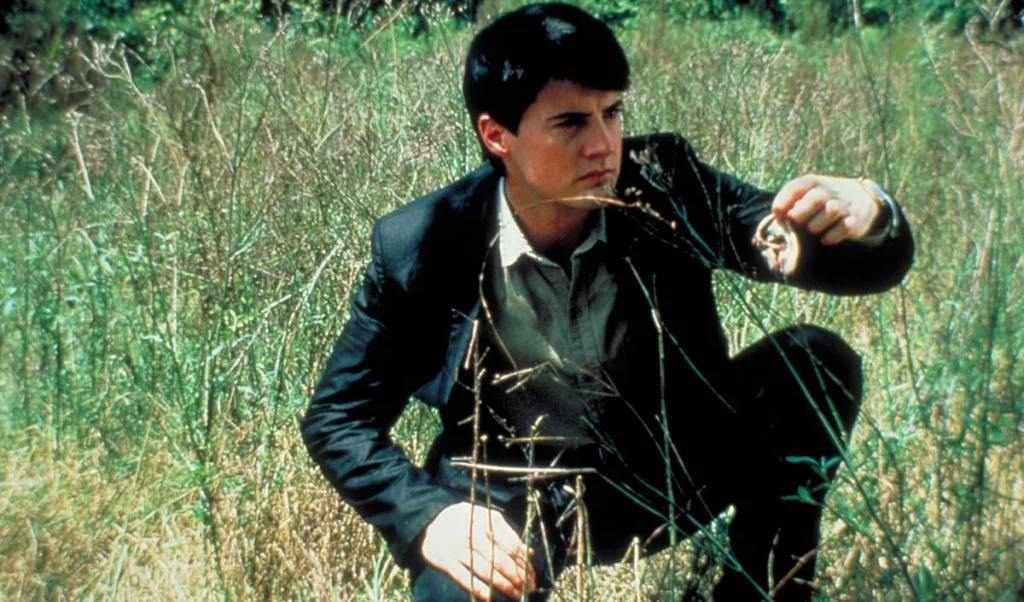 Jeffrey Beaumont trouve l'oreille dans un champ.