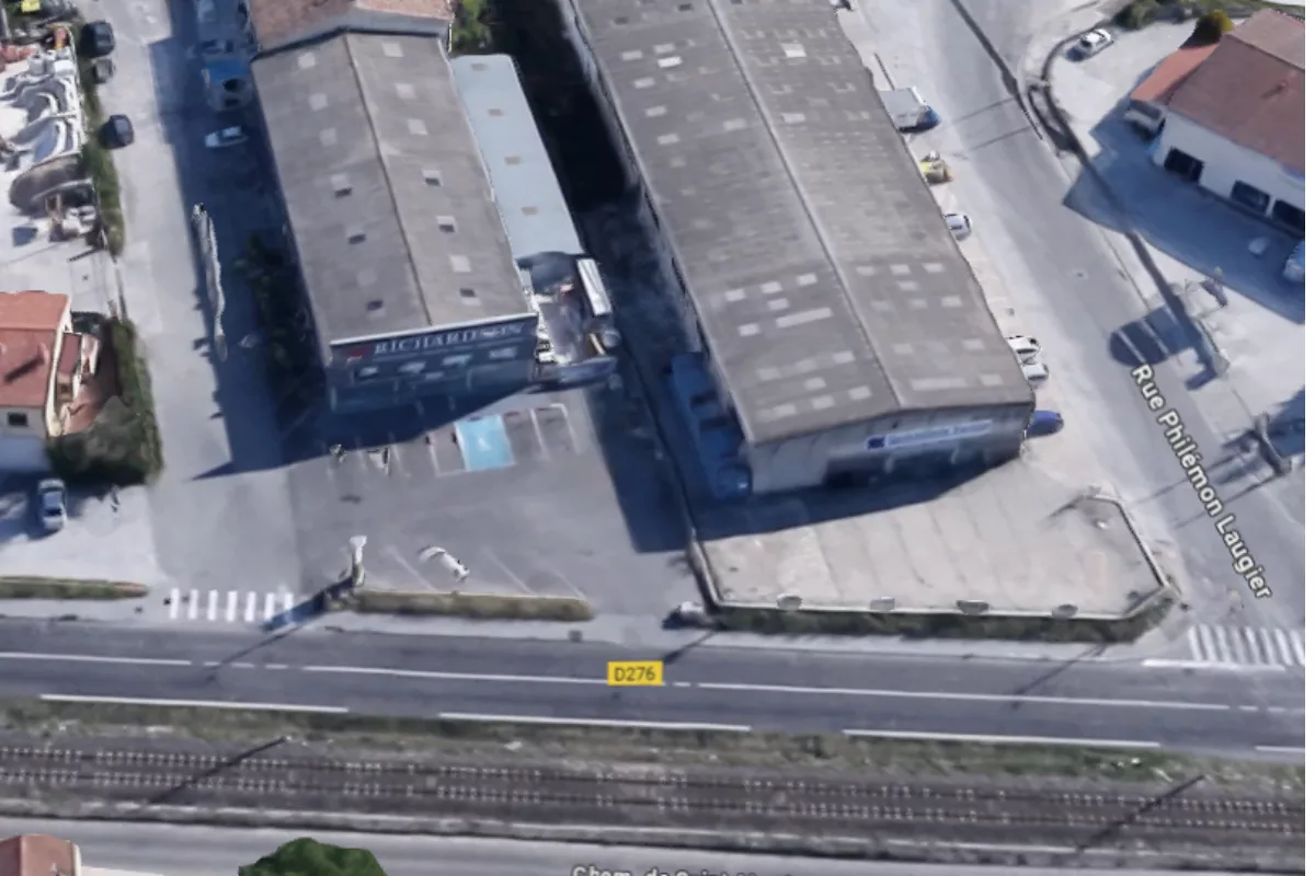 Hyères : Un incendie dévastateur dans la zone industrielle.
