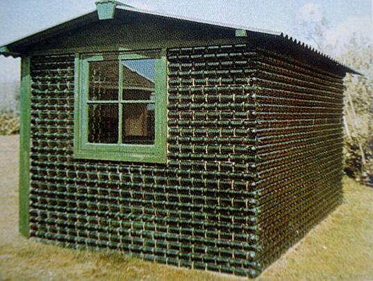 La maison en bouteilles WOBO dans le jardin de Heineken.