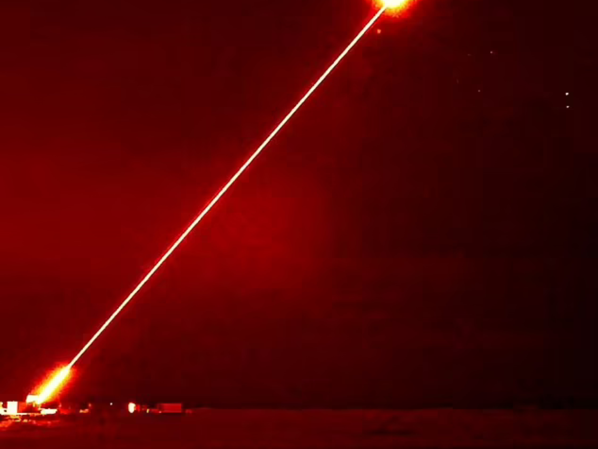Destroyer Type 45 : Un destroyer Type 45 équipé du laser DragonFire, prêt à neutraliser les menaces aériennes.