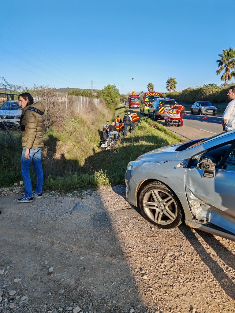 Les secours interviennent rapidement sur les lieux de l'accident.