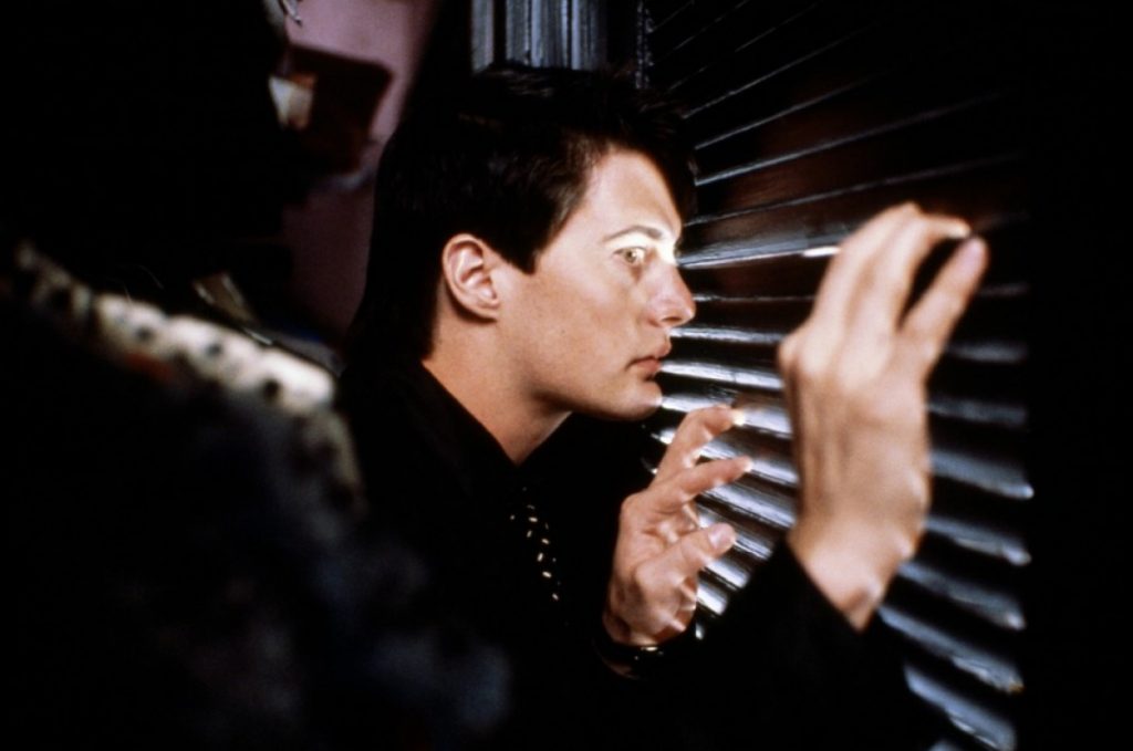 Jeffrey caché dans un placard dans l'appartement de Dorothy