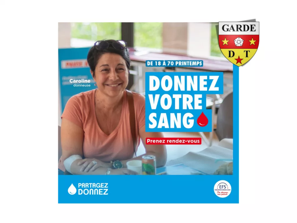 Donneur souriant pendant un don de sang dans une salle lumineuse.
