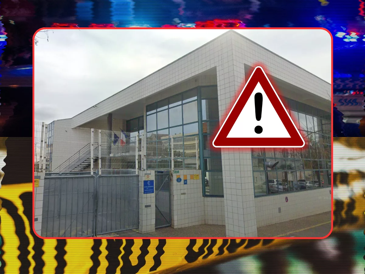 Lycéens rassemblés sur le parvis du Casino des Palmiers à Hyères