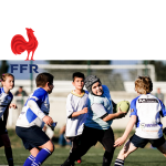 Jeunes joueurs de rugby en action sur le terrain.